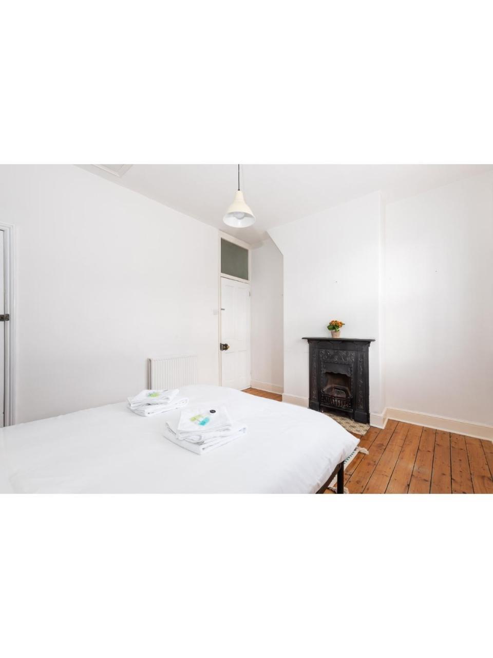 Bright & Beautiful Period - Pass The Keys Apartment *