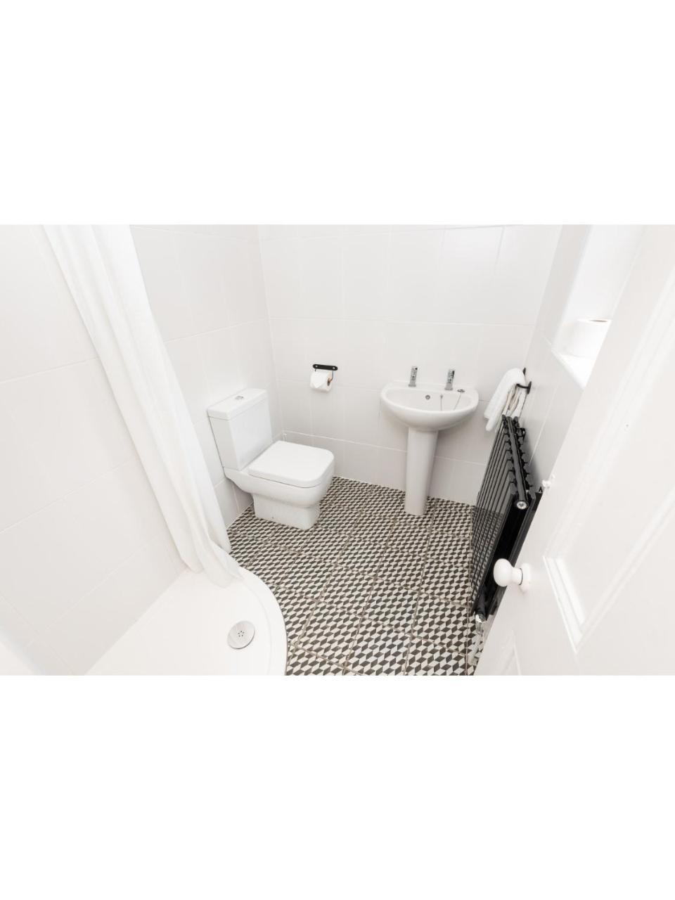 Bright & Beautiful Period - Pass The Keys Apartment